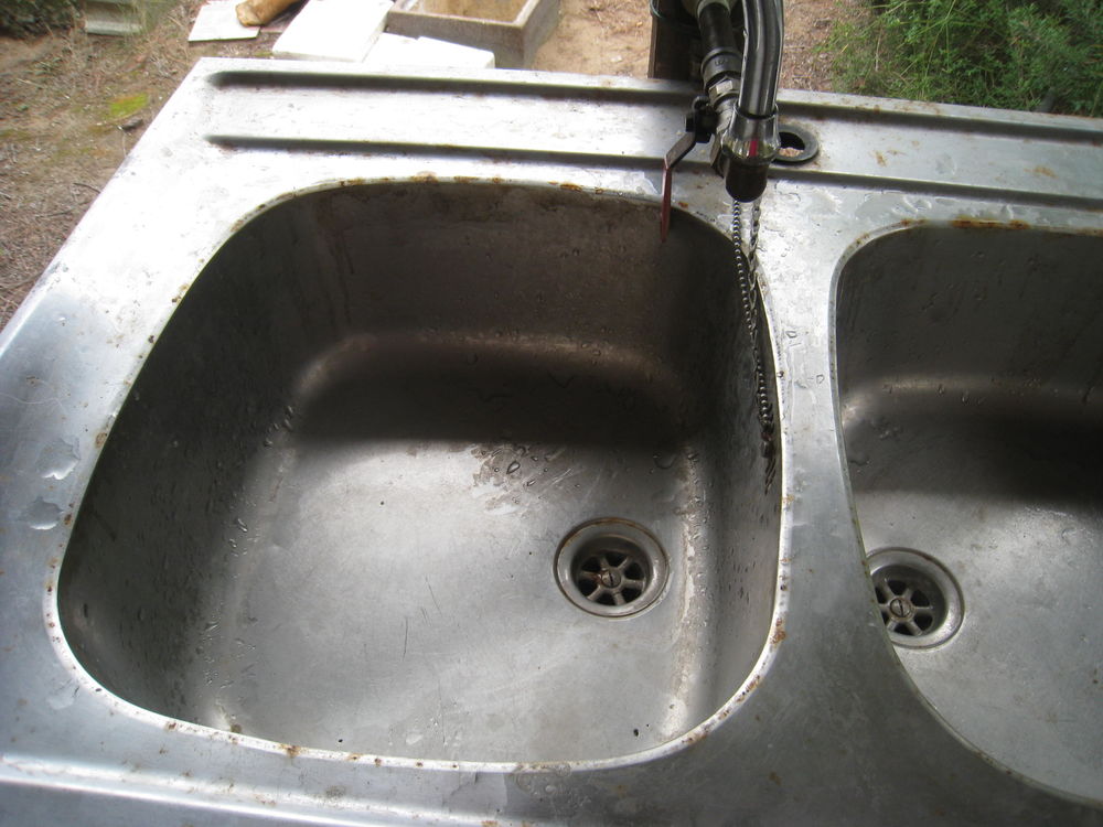 &eacute;vier en inox double bac sur un meuble &agrave; 3 portes Meubles