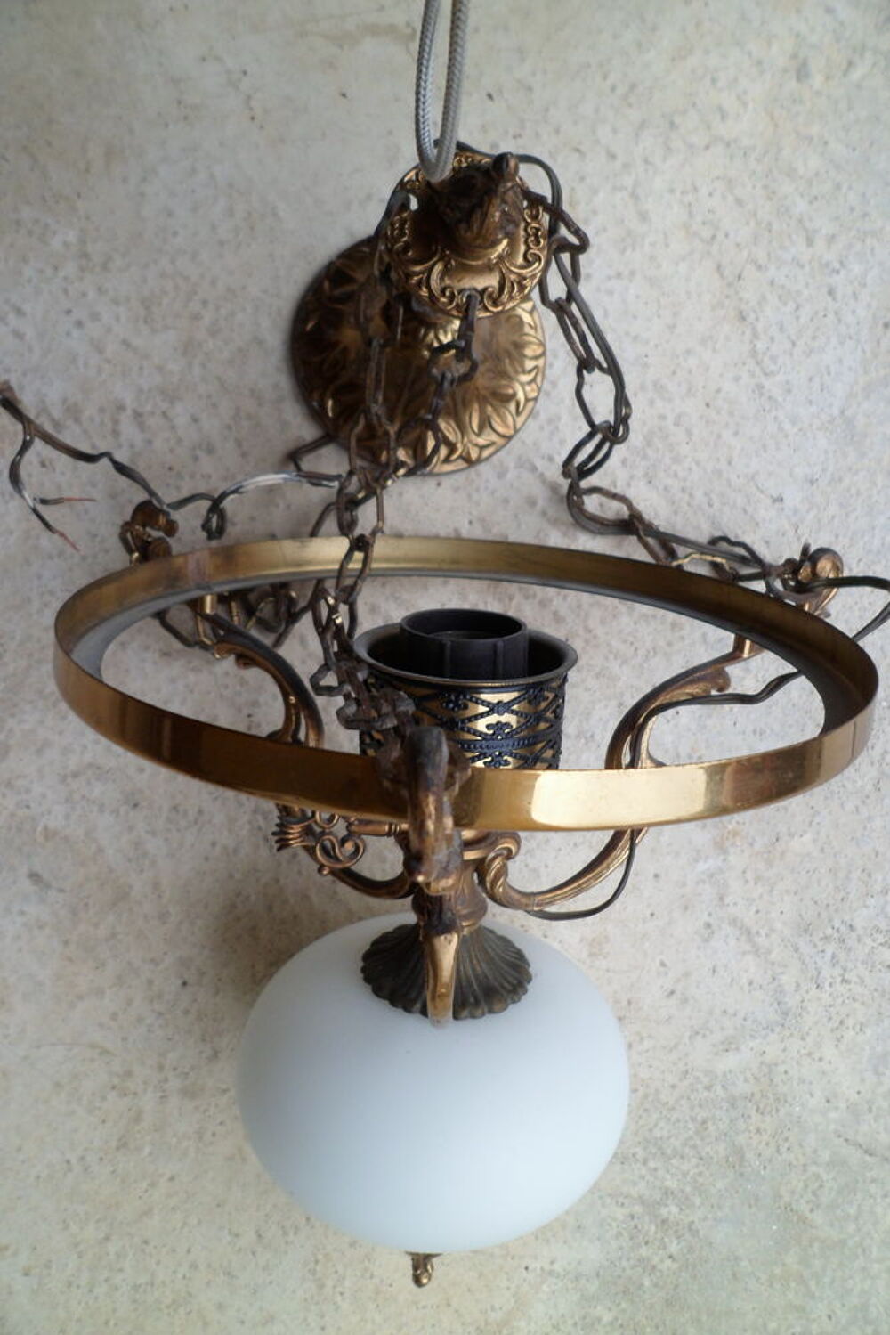 Luminaire suspension bronze avec globe blanc Dcoration