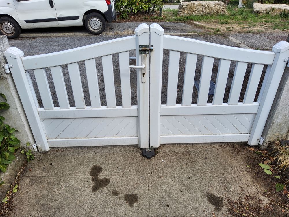 Portail blanc en PVC Bricolage