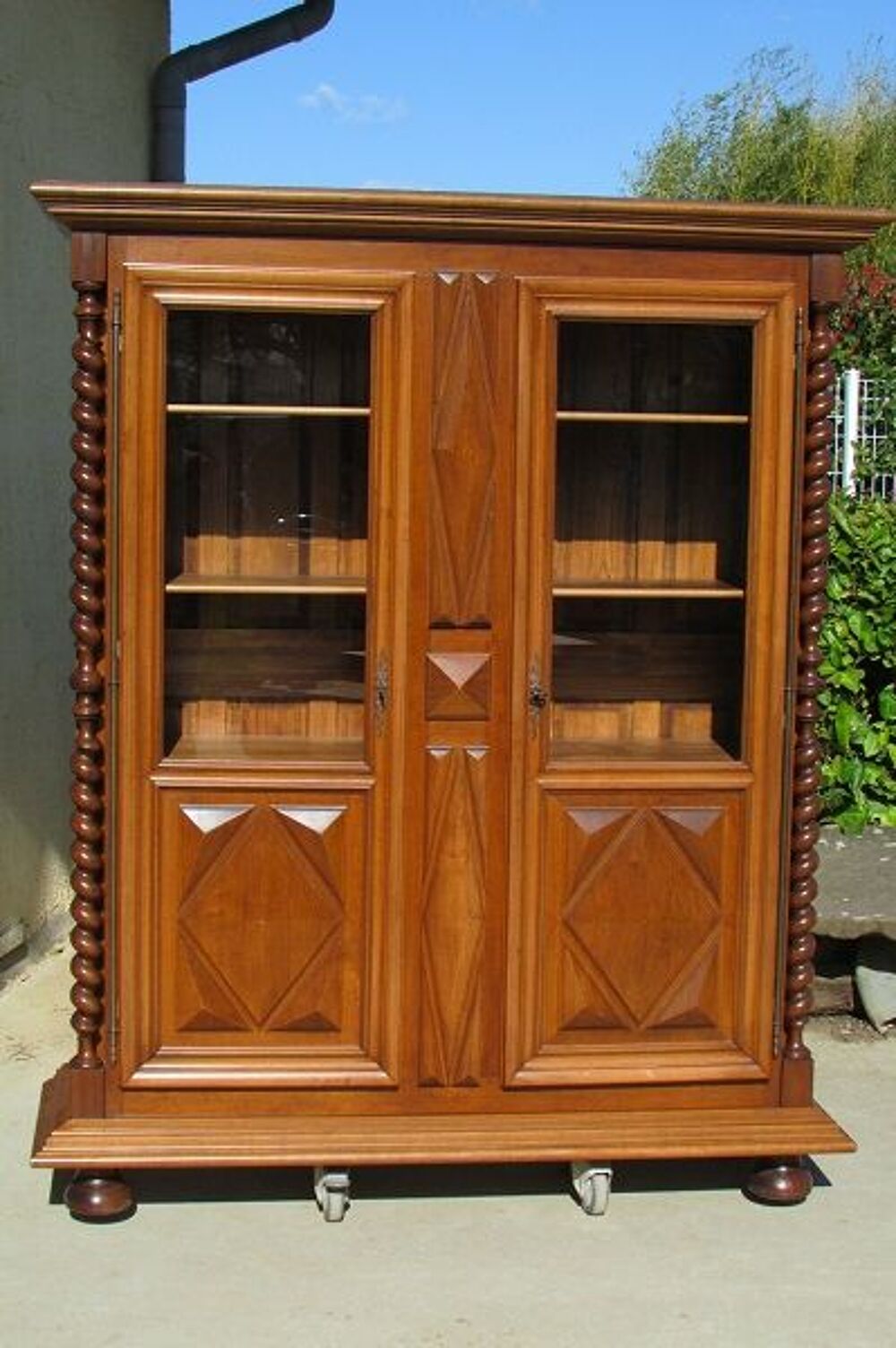 Biblioth&egrave;que vitrine en noyer de style Louis XIII Meubles