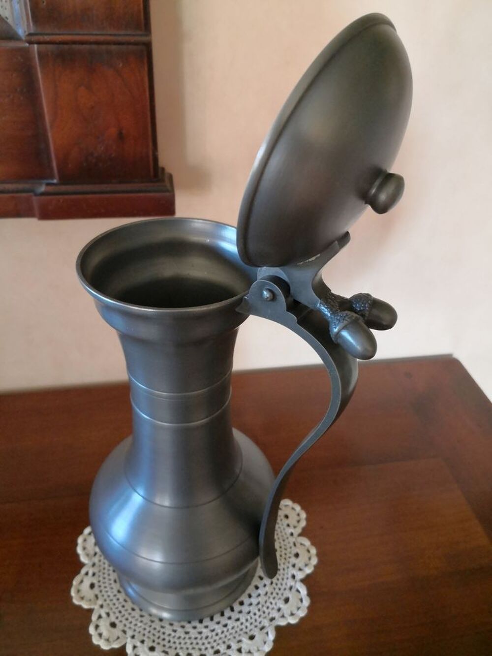 Tr&egrave;s beau pichet &eacute;tain 95 % - Id&eacute;e de cadeau. Décoration