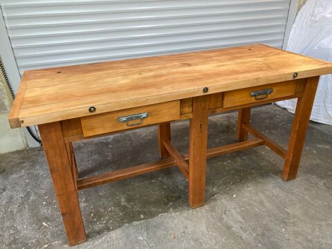 
BEL �TABLI ,  TRES PROPRE  ,  EN H�TRE. . 150 Lu�on (85)