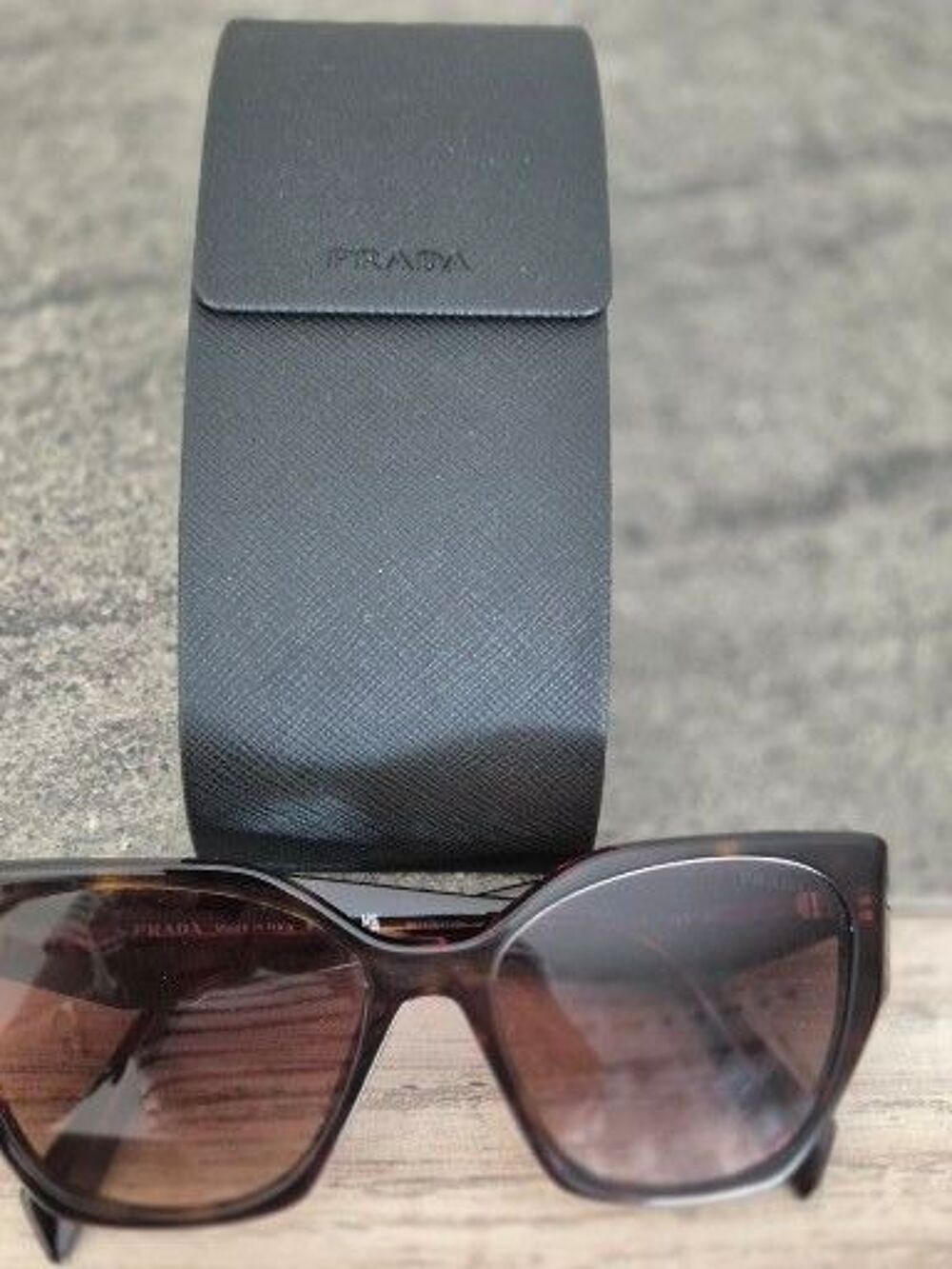 LUNETTES DE SOLEIL PRADA Bijoux et montres