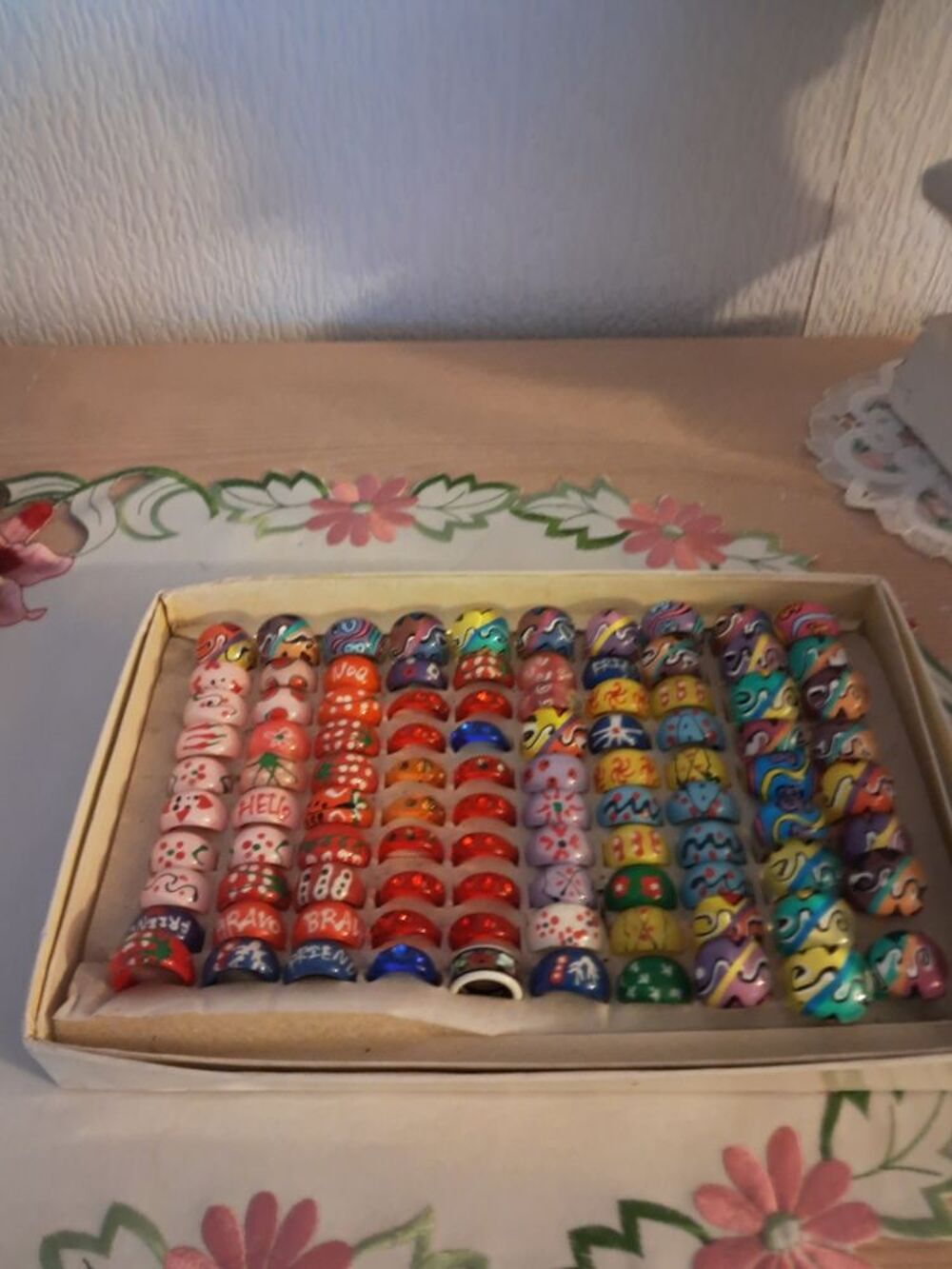 Lot de 97 bagues pour ados . Bijoux et montres