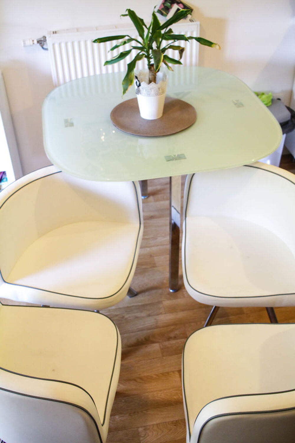 Table &agrave; manger et ses 4 chaises Meubles