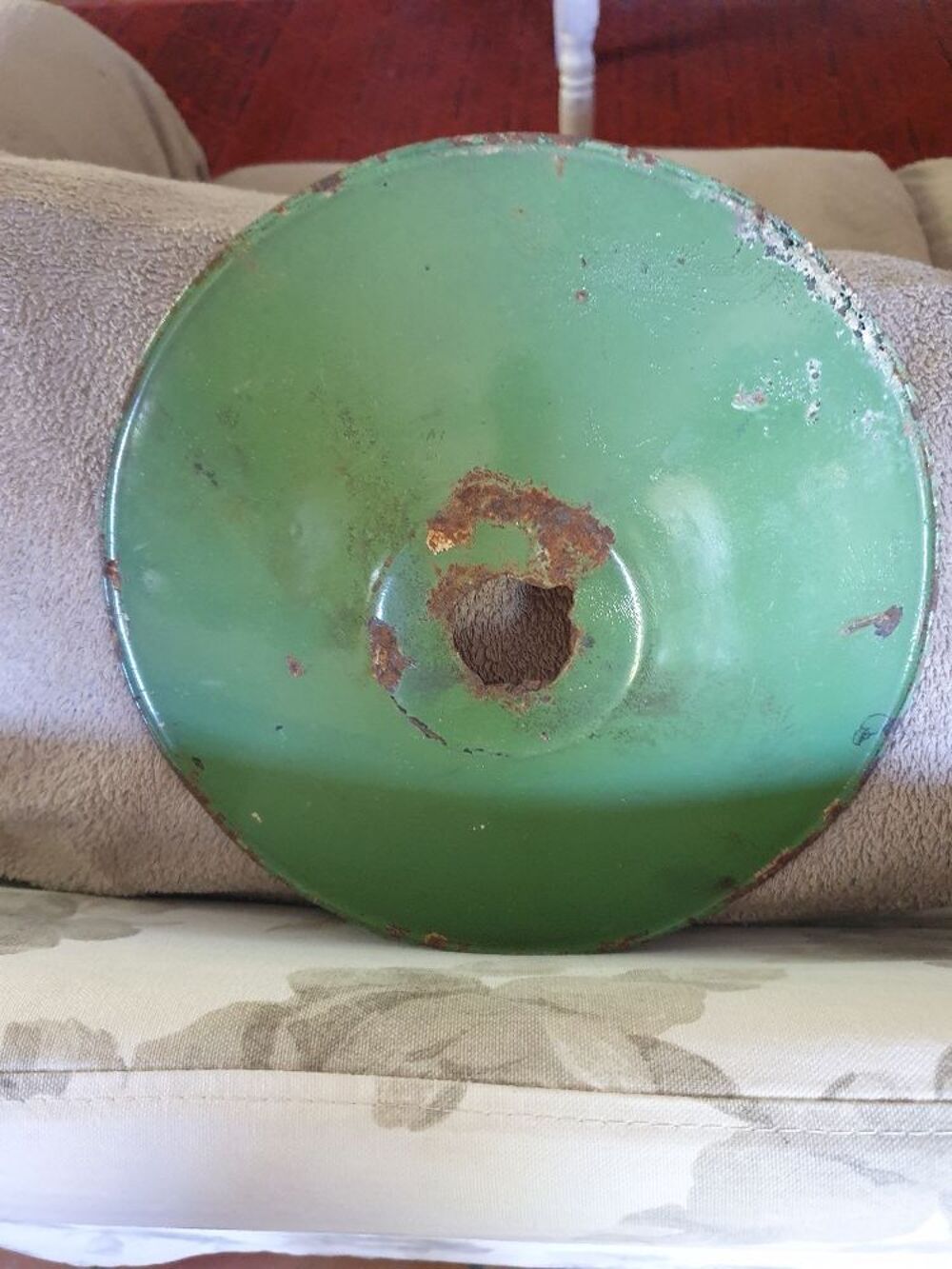 Suspension verte ancienne en t&ocirc;le &eacute;maill&eacute;e, en l'&eacute;tat
Décoration