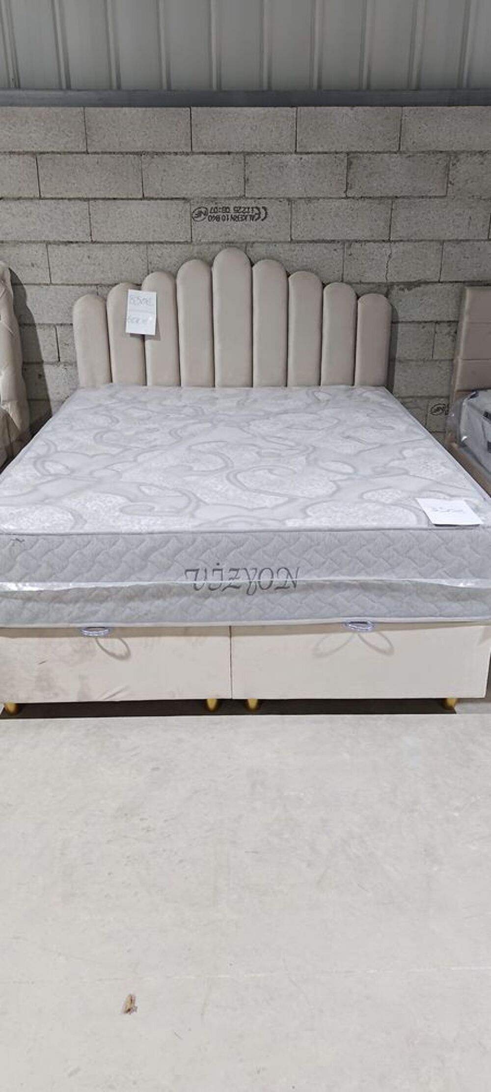 Lit avec t&ecirc;te de lit capitonn&eacute;e avec matelas 600€ Meubles