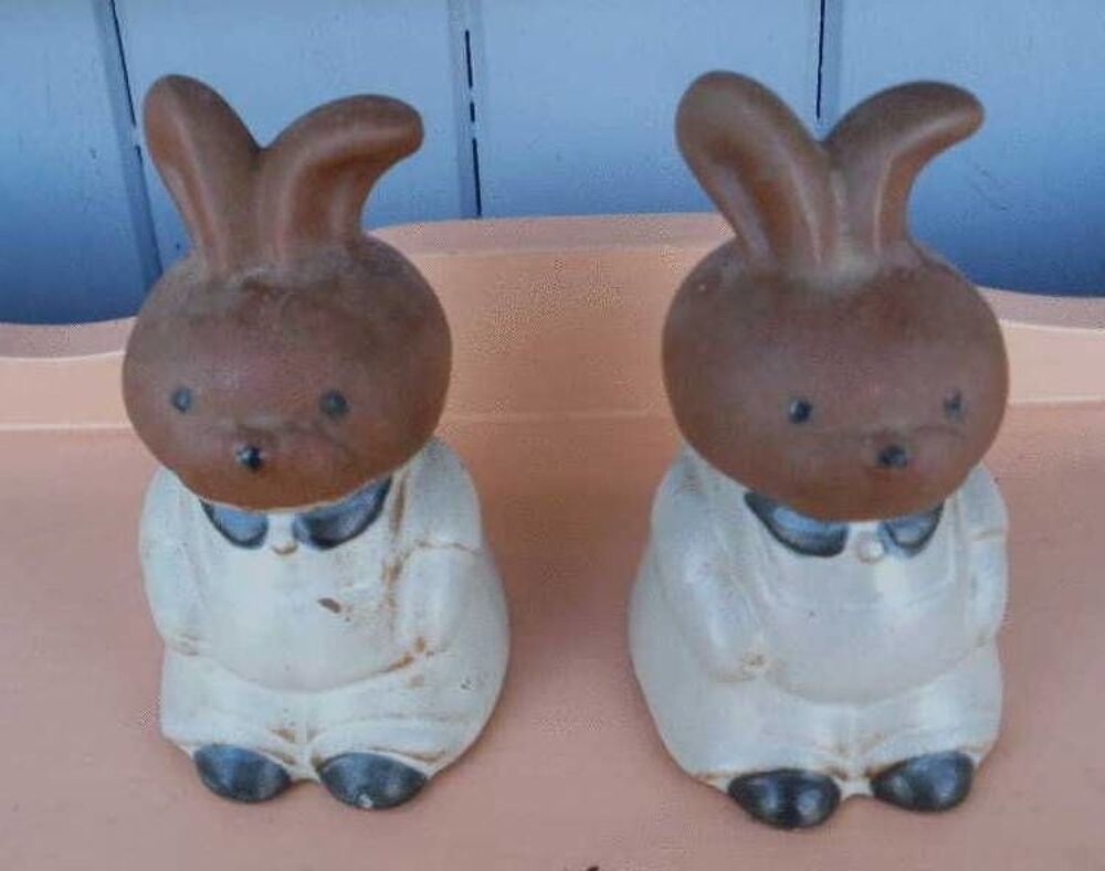 Sali&egrave;re et poivri&egrave;re en forme de lapin, en terre cuite Instruments de musique