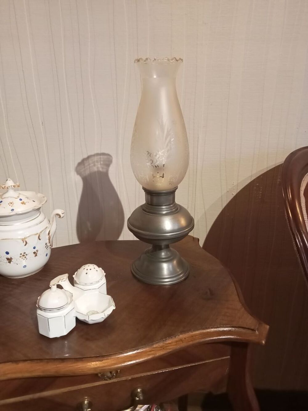 Lampe ancienne sur pied en &eacute;tain D�coration