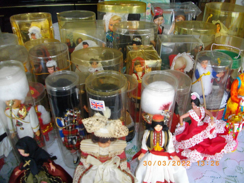 LOT DE 38 POUPEES DE COLLECTION DE DIVERS PAYS ET REGIONS 
