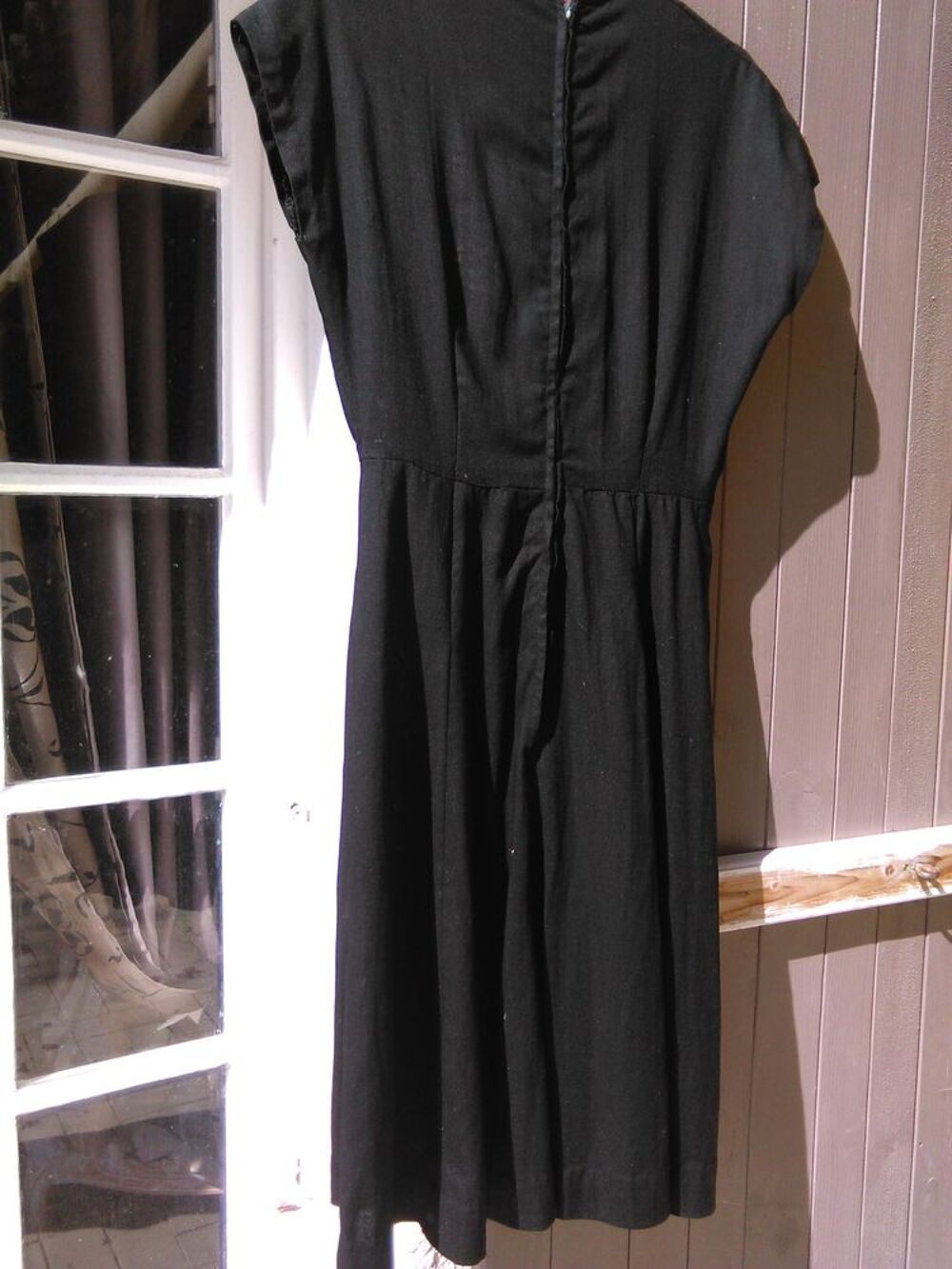 Vintage Robe "Henry A La Pens&eacute;e" authentique haut ajour&eacute; 