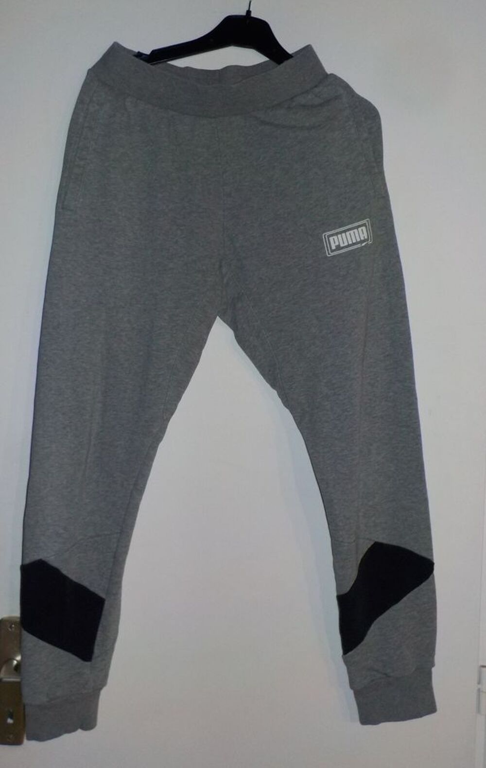 JOGGING AVEC CAPUCHE GRIS PUMA Taille XS
Vêtements