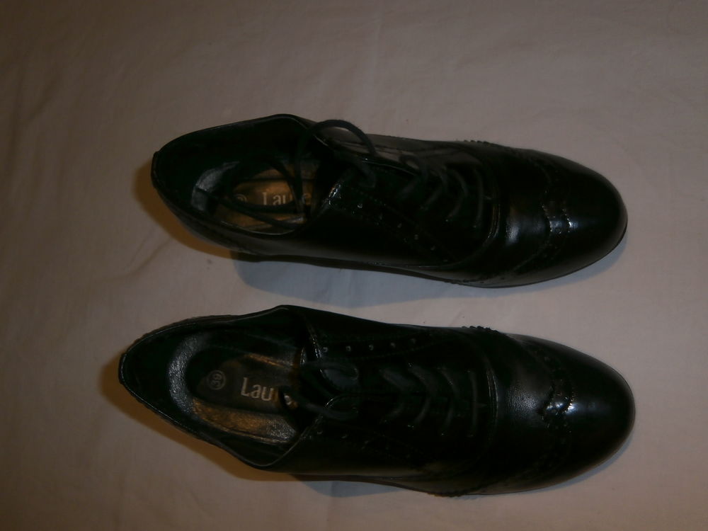 souliers noirs &agrave; lacets, hauts talons "Vintage" Chaussures