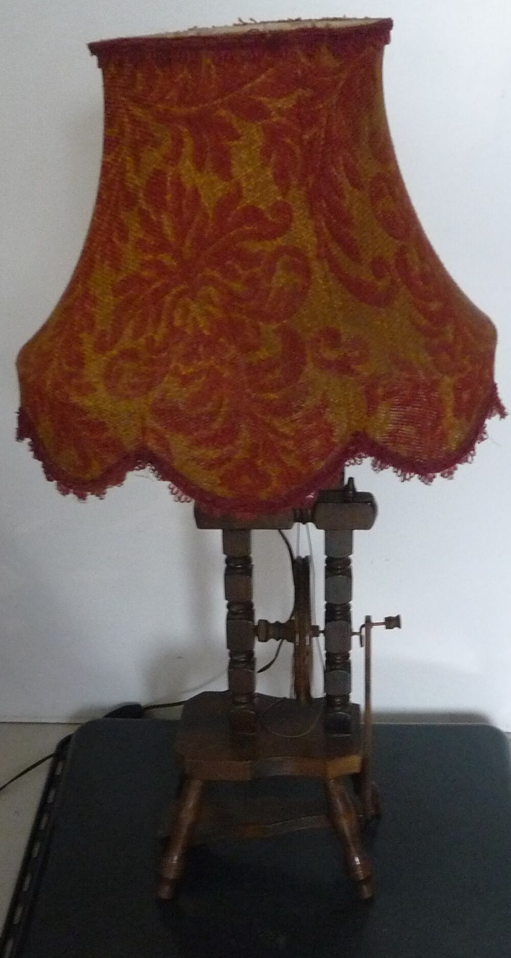 Lampe rare vintage avec abat jour / rouet &agrave; filer ancien Décoration