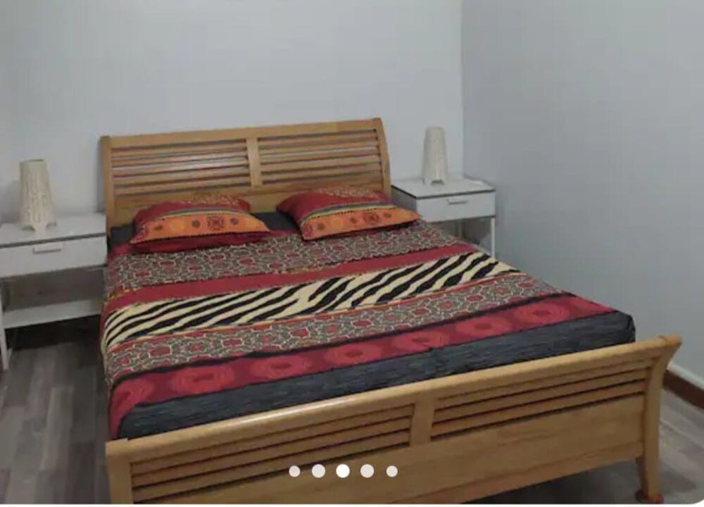 Lit en bois naturel + sommier + matelas 
Meubles