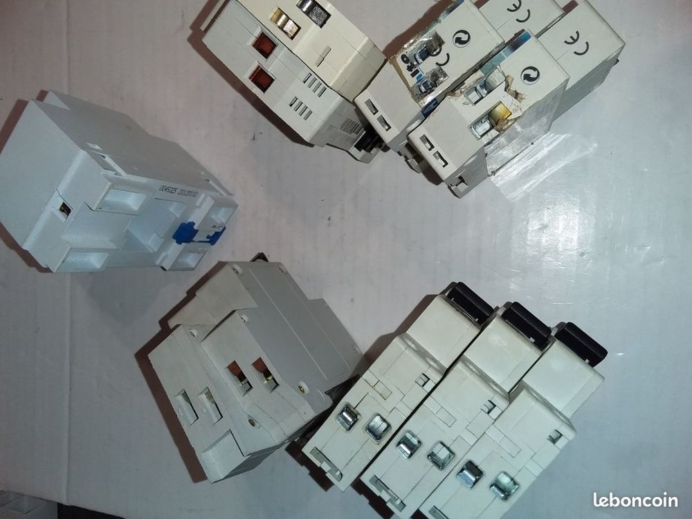 Lot n&deg;150 9 disjoncteurs Bricolage