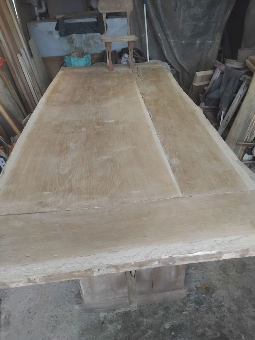 tr&egrave;s belle table de ferme ch&ecirc;ne massif
Et une table de salon Meubles