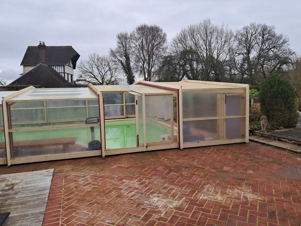 Abri de piscine. Jardin