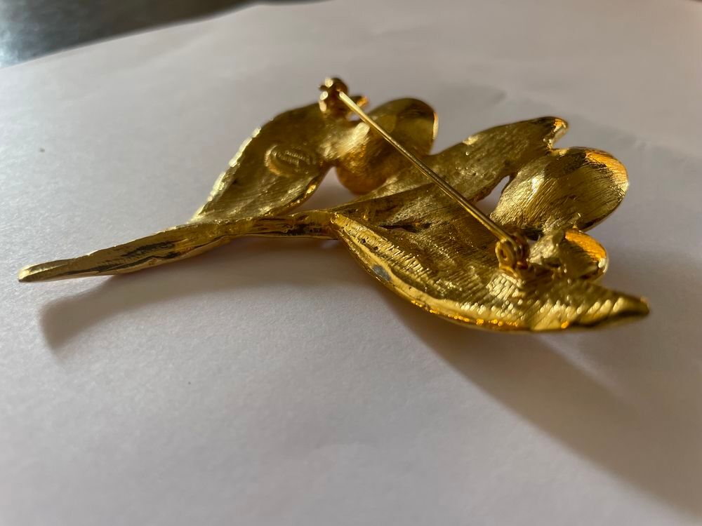 Broche dor&eacute;e feuille d'olivier strass crystal Ines Fressange Bijoux et montres