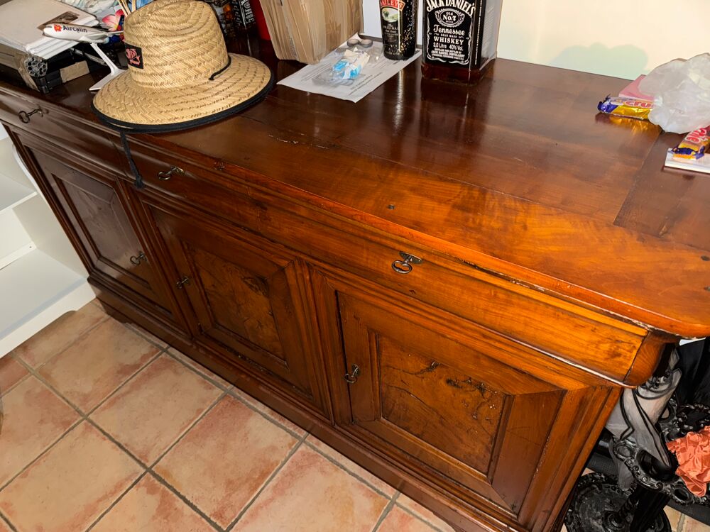 meuble de salon avec 3 portes et 3 tiroirs. Meubles