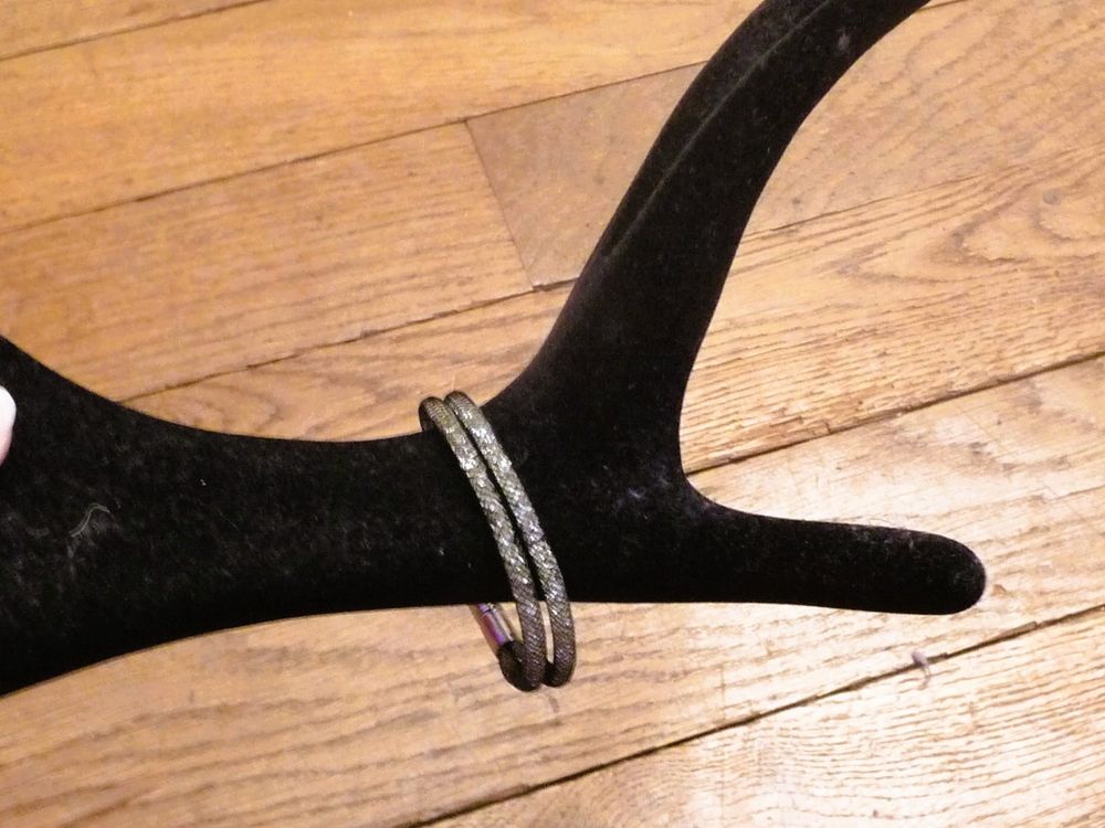 Bracelet Double Tubes Noir Strass Blanc et Fermoir Aimant&eacute; Bijoux et montres