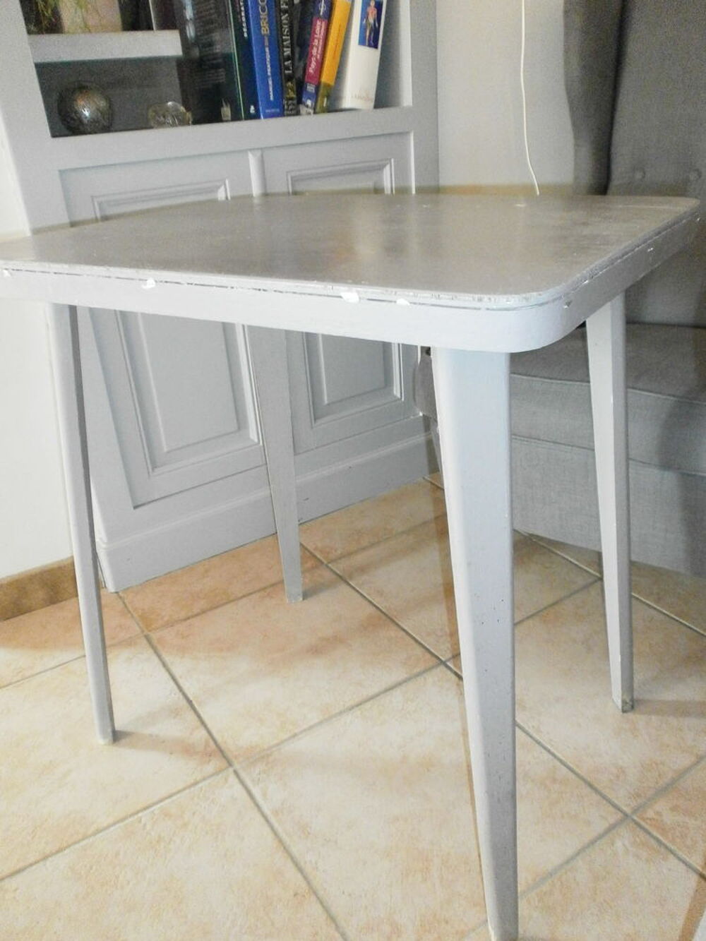 2 petites tables couleur taupe Meubles