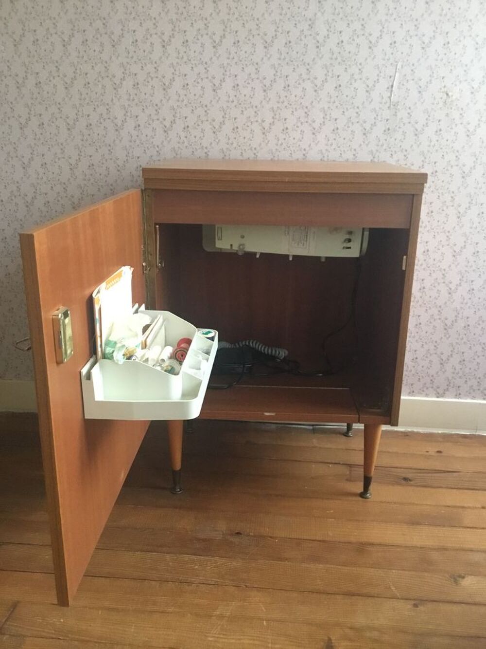 Meuble avec machine &agrave; coudre escamotable Meubles