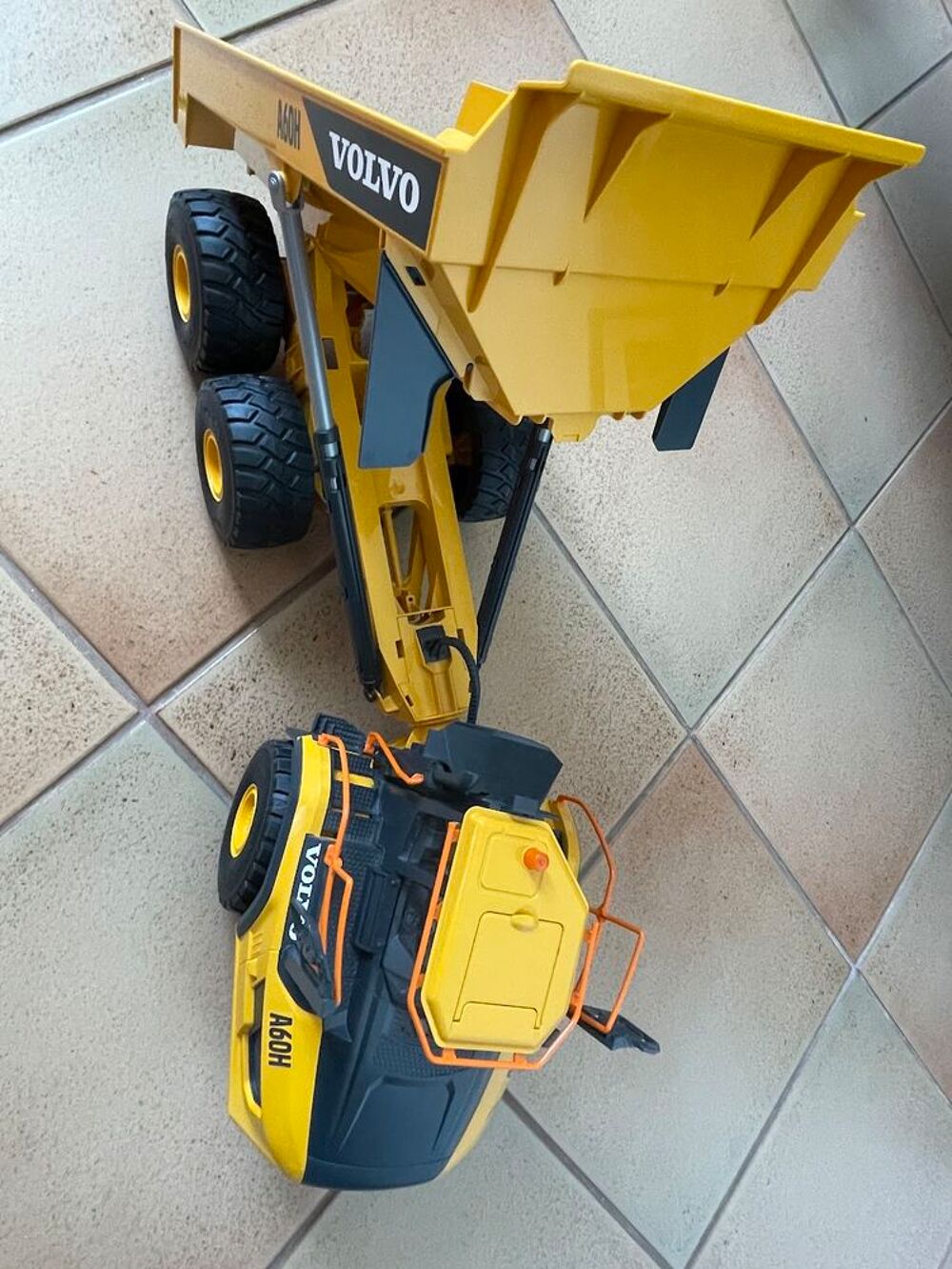 Bruder camion benne articul&eacute; Volvo A60H (made in Germany) Jeux / jouets