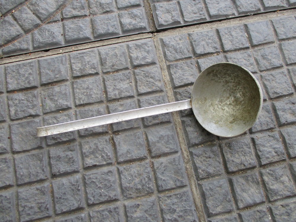 Une louche aluminium France vintage 