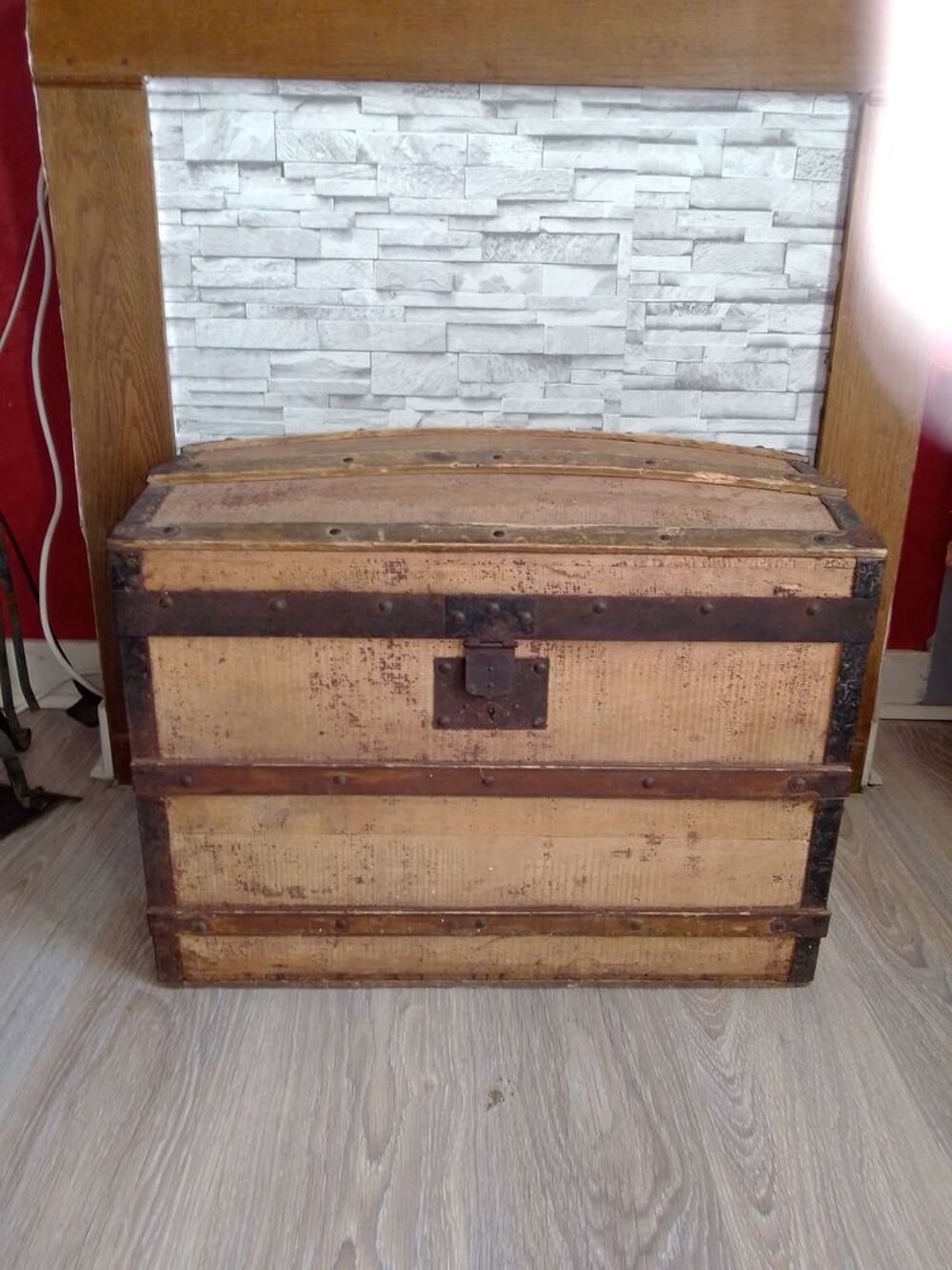 malle ancienne en bois avec ferrures ann&eacute;e 1948 Meubles