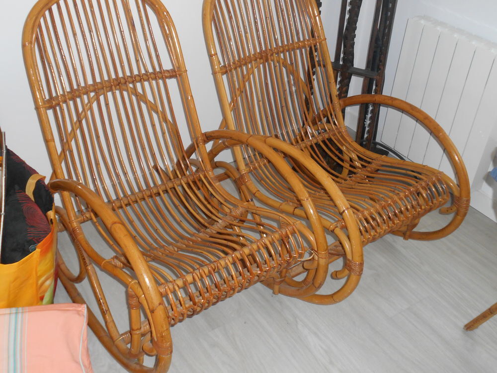 2 rocking chaire plus table ronde en rotin .plus table basse Meubles