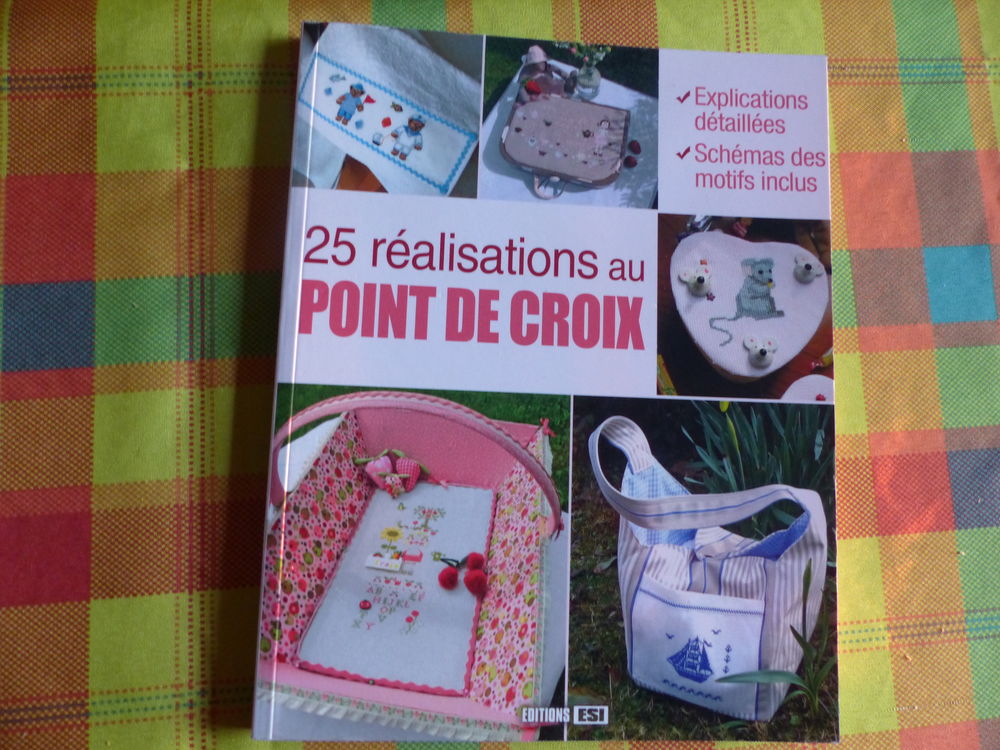25 REALISATIONS au POINT DE CROIX Livres et BD