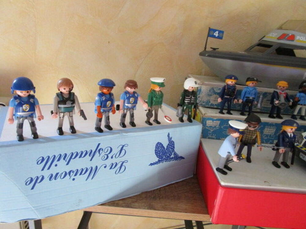 LOT PLAYMOBIL VOITURE +BATEAU+PERSONNAGES POLICE Jeux / jouets