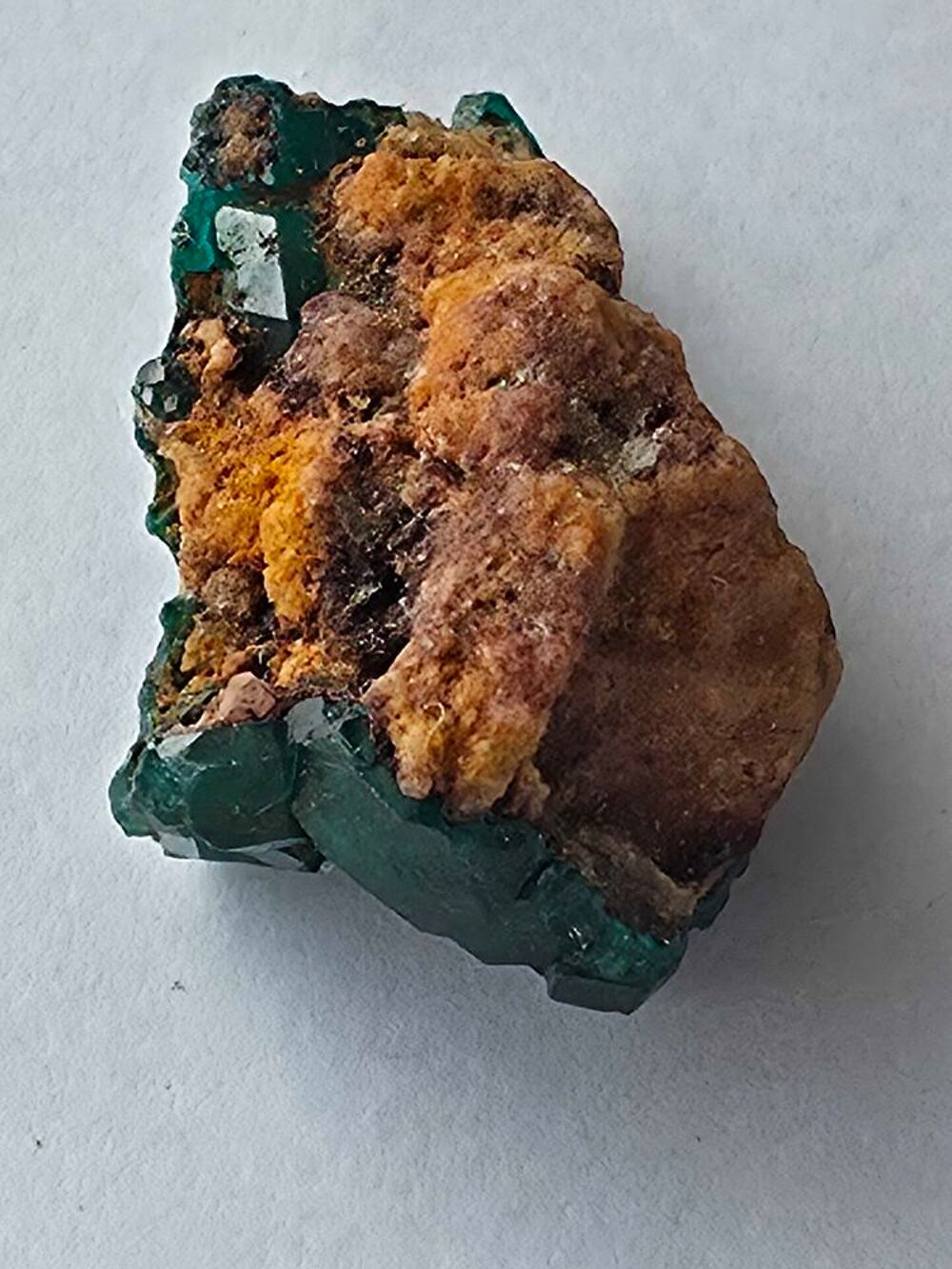 Sp&eacute;cimen de Dioptase v&eacute;ritable sur roche-Collection &amp; Lithoth&eacute;rapie 