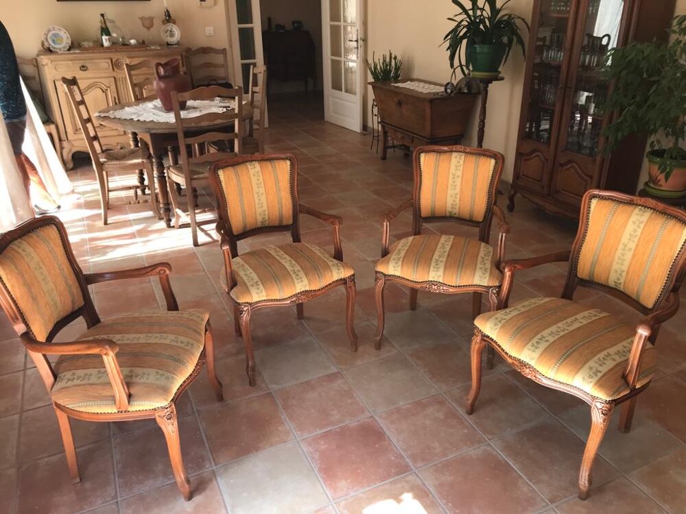 4 fauteuils +une table ronde Meubles