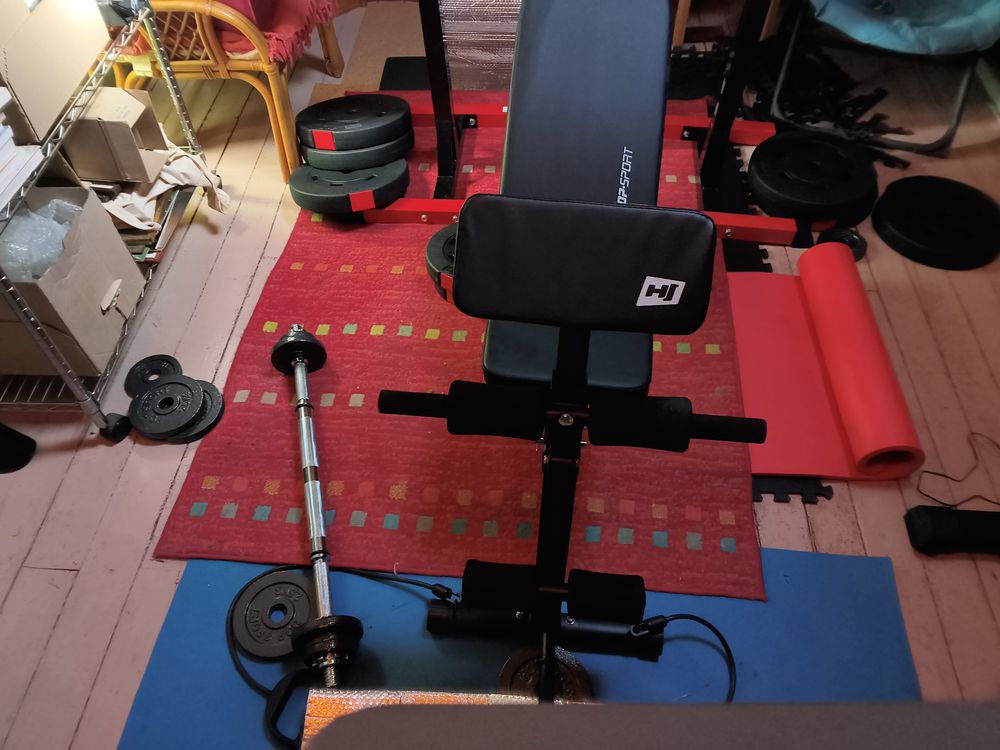banc muscu + chandelles + barres + 90 kgs poids Sports