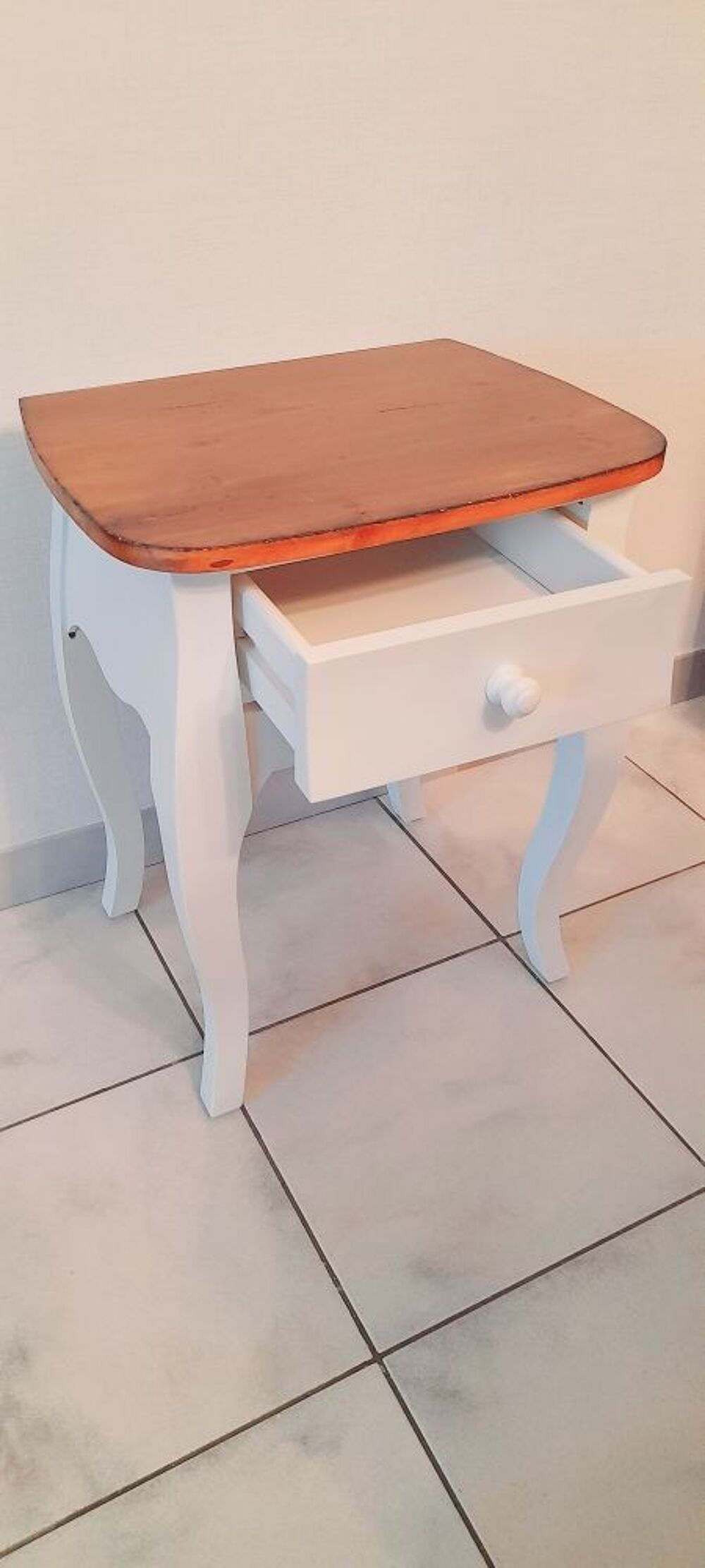 Table d'appoint cr&egrave;me et plateau bois de Maison du Monde. Meubles