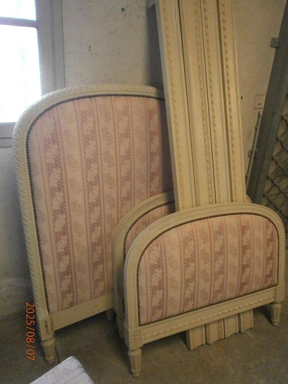 lits jumeaux et chaises Meubles