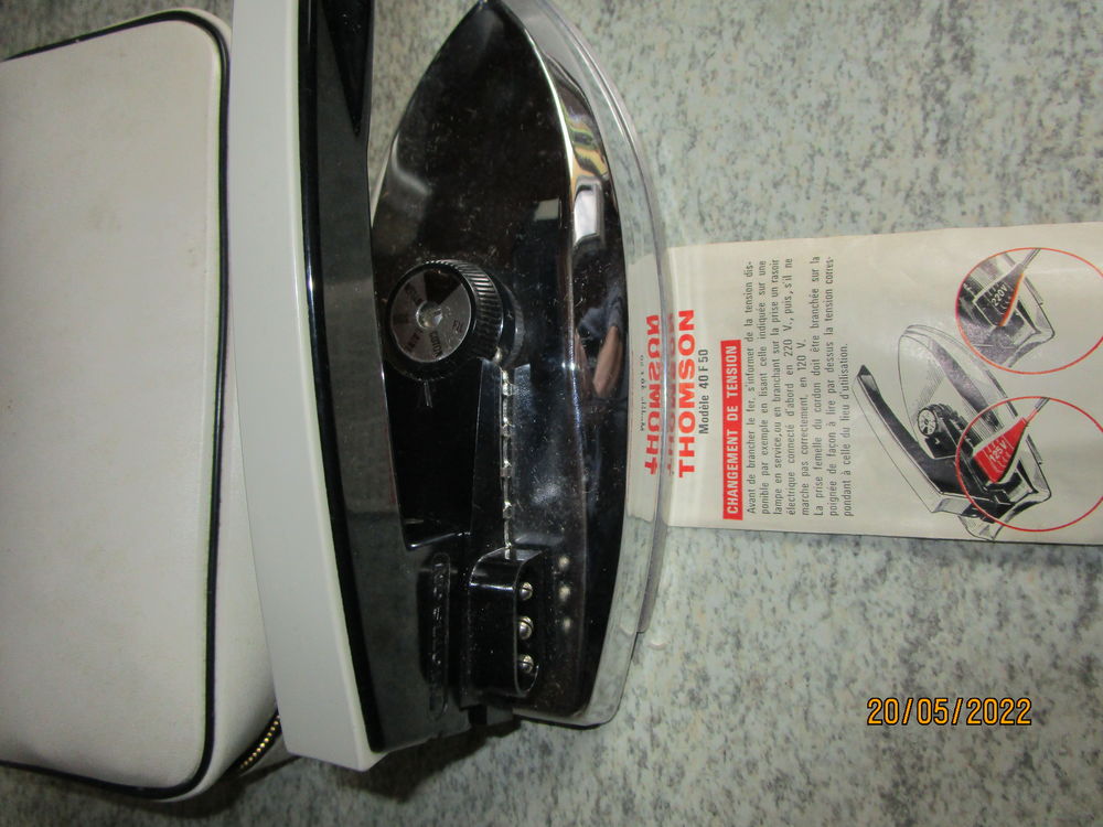 fer &agrave; repasser de voyage pliant dans sa housse ancien mod&egrave;le Electroménager