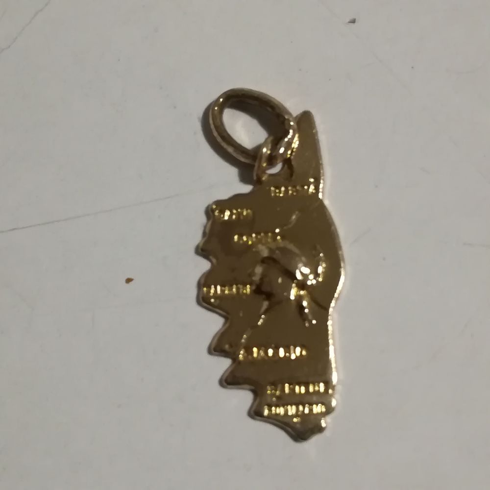 M&eacute;daille en plaqu&eacute; or Bijoux et montres