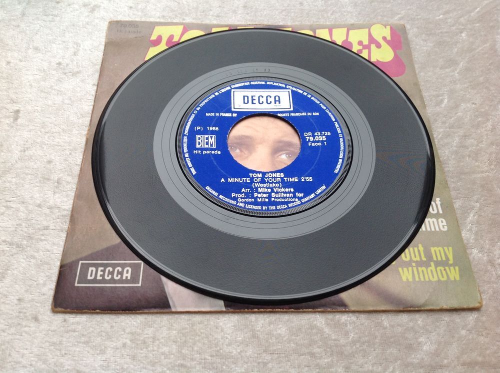 TOM JONES A MINUTE OF YOUR TIME CD et vinyles