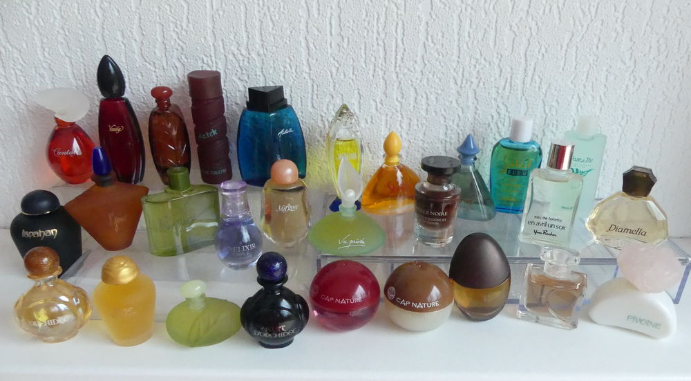 Lot de 28 miniatures de parfum 