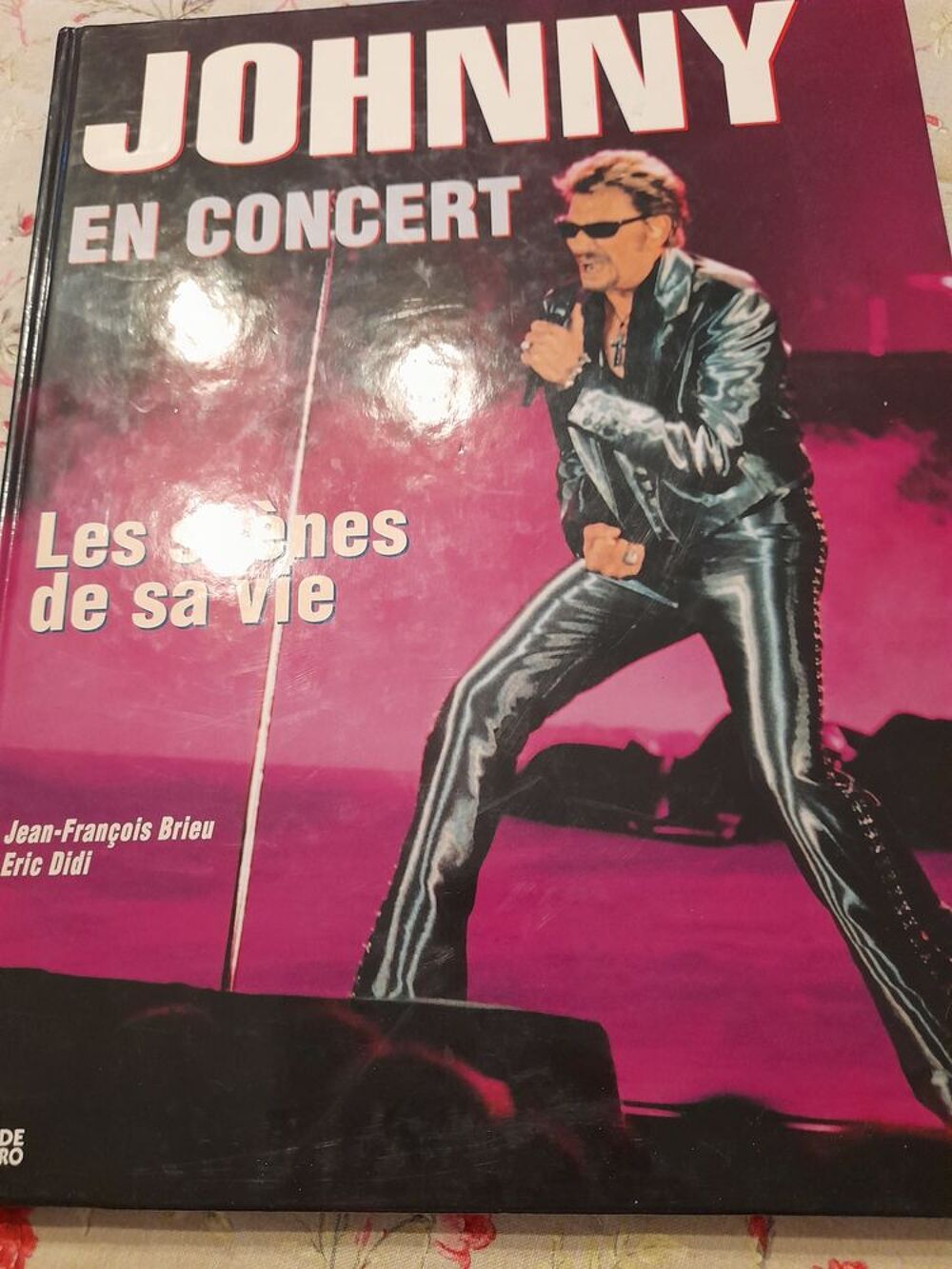 LIVRE JOHNNY EN CONCERT Livres et BD