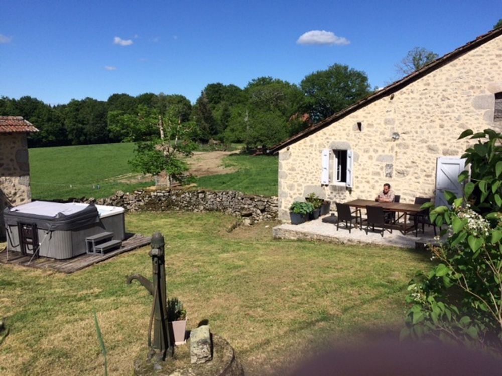   Maison rénovée -ferme - Jacuzzi - Pêche Lac- Wifi Auvergne, Roumégoux (15290)