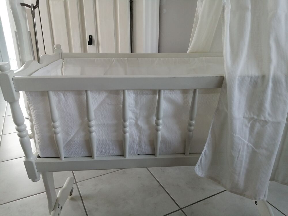 Berceau b&eacute;b&eacute; blanc en BOIS avec roulettes Puriculture