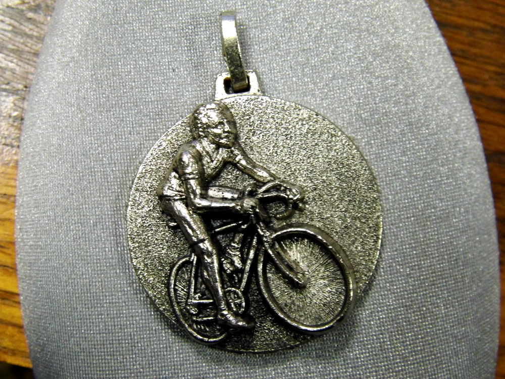 Medaille porte cl&eacute;s porte clef Gravelines DEPECKER cycle velo ancien bicyclette 