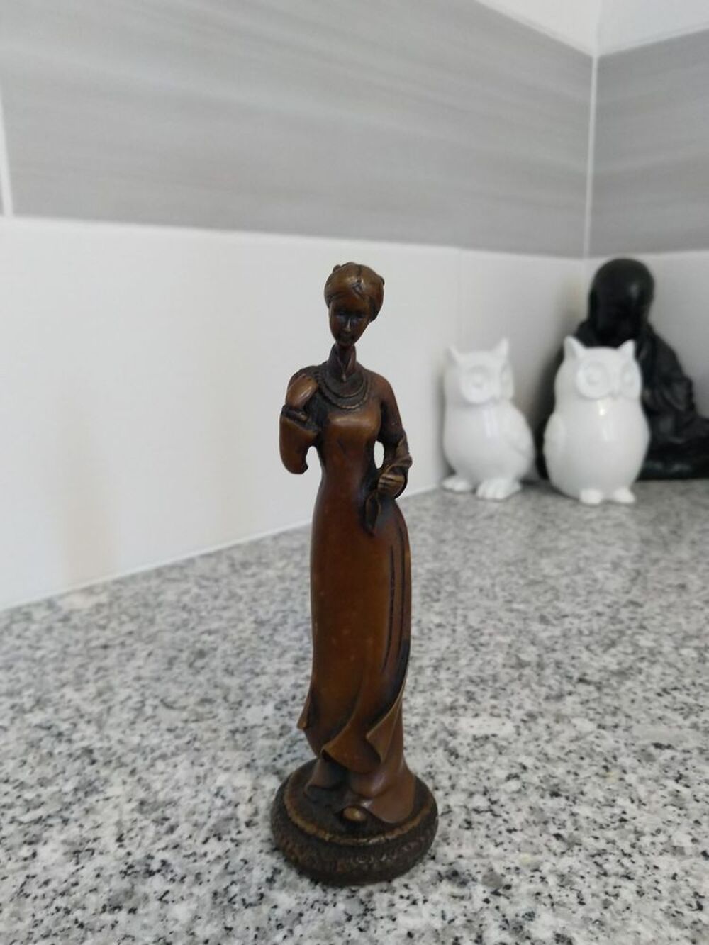 Statuette en r&eacute;sine avec sceau asiatique
Dcoration