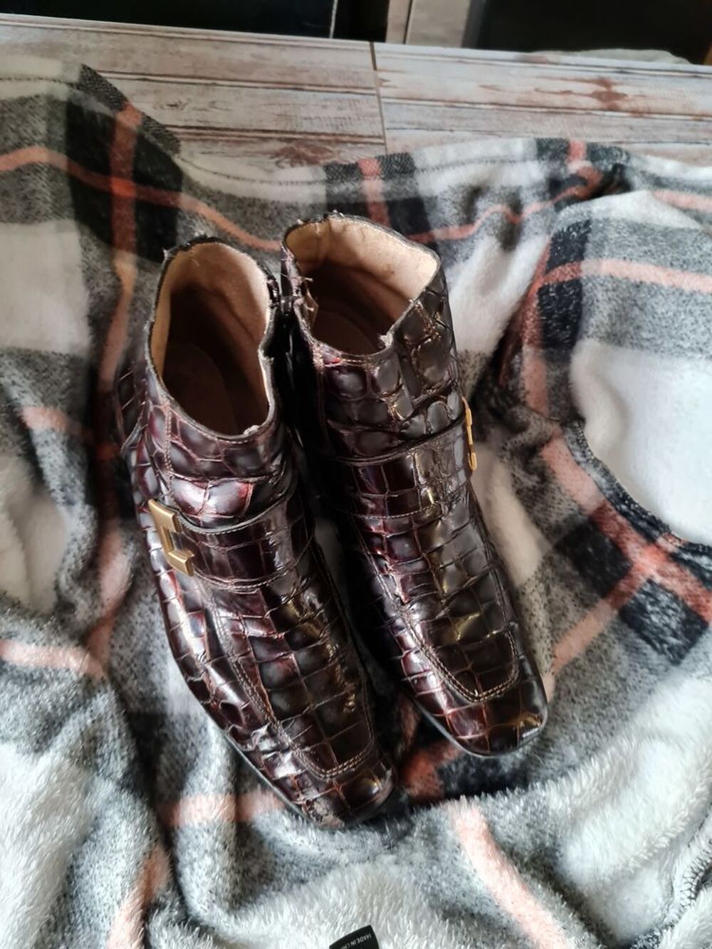 Bottines fa&ccedil;on crocodile en cuir T38 Chaussures