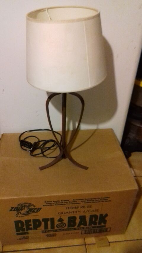 Lampe en fer forg� avec abat jour blanc
Avec douille, cordon 50 Sept�mes-les-Vallons (13)