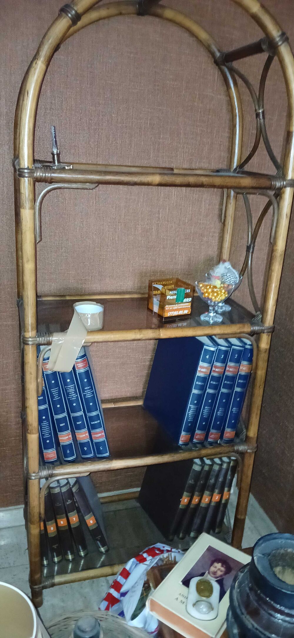 Biblioth&egrave;que en rotin fonc&eacute;. Tr&egrave;s bon &eacute;tat. Meubles